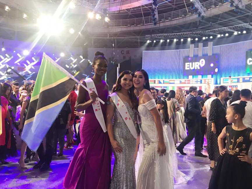 Hoa hậu Tiểu Vy và mẹ giơ cao cờ tổ quốc sau đêm chung kết Miss World - ảnh 9
