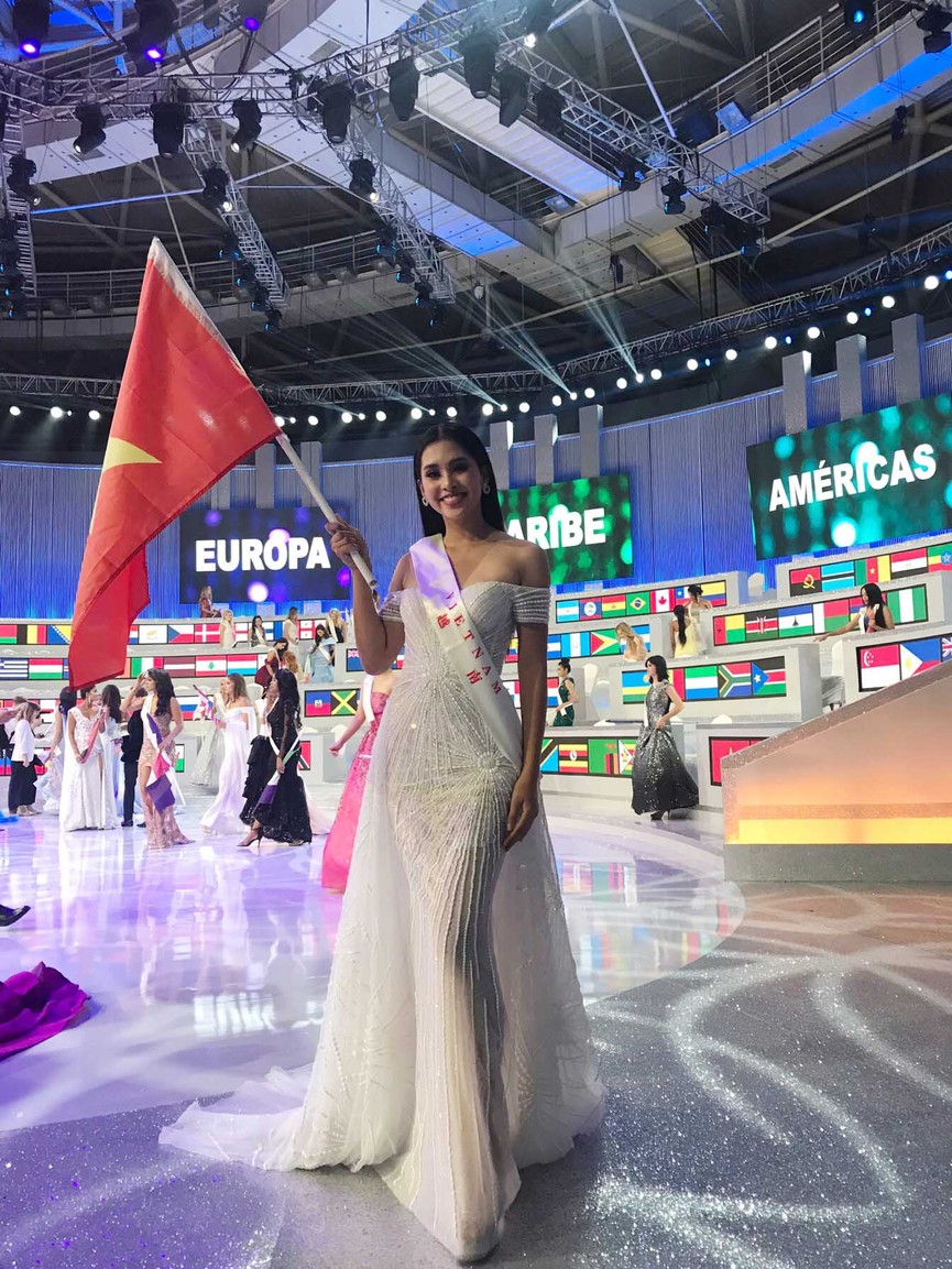 Hoa hậu Tiểu Vy và mẹ giơ cao cờ tổ quốc sau đêm chung kết Miss World - ảnh 1