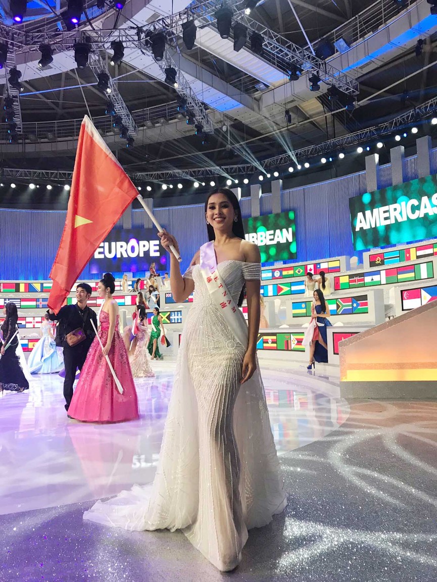 Hoa hậu Tiểu Vy và mẹ giơ cao cờ tổ quốc sau đêm chung kết Miss World - ảnh 2
