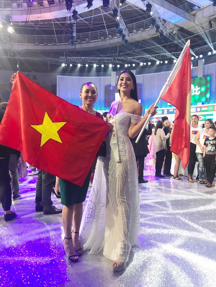 Hoa hậu Tiểu Vy và mẹ giơ cao cờ tổ quốc sau đêm chung kết Miss World - ảnh 4