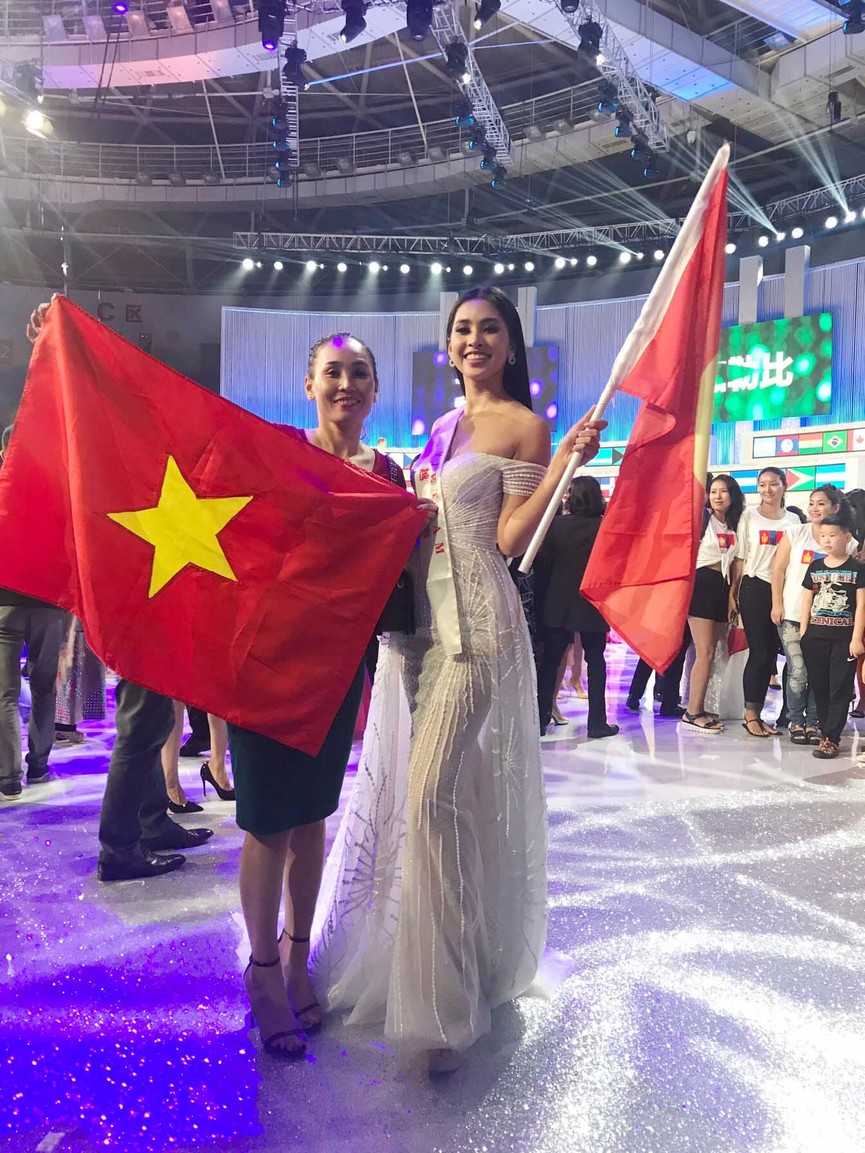 Hoa hậu Tiểu Vy và mẹ giơ cao cờ tổ quốc sau đêm chung kết Miss World - ảnh 5
