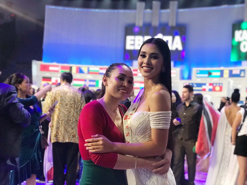 Hoa hậu Tiểu Vy và mẹ giơ cao cờ tổ quốc sau đêm chung kết Miss World - ảnh 3