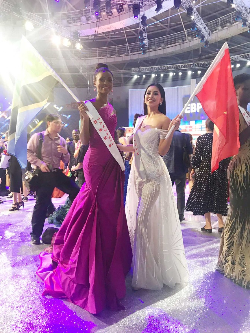 Hoa hậu Tiểu Vy và mẹ giơ cao cờ tổ quốc sau đêm chung kết Miss World - ảnh 7