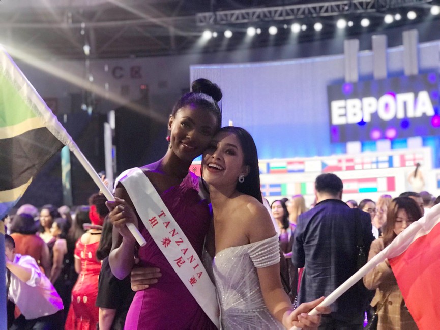 Hoa hậu Tiểu Vy và mẹ giơ cao cờ tổ quốc sau đêm chung kết Miss World - ảnh 8