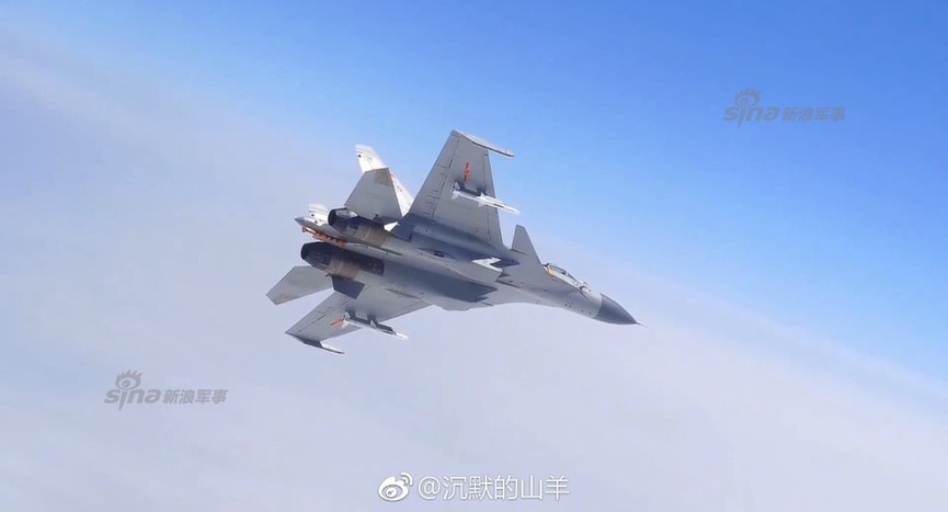 Lộ ảnh tiêm kích J-15 Trung Quốc khai hoả tên lửa không-đối-không PL12 - ảnh 1