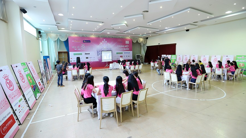 Lớp học nói trước đám đông của thí sinh Hoa hậu Việt Nam - ảnh 1