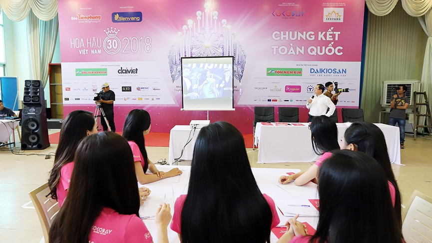Lớp học nói trước đám đông của thí sinh Hoa hậu Việt Nam - ảnh 2
