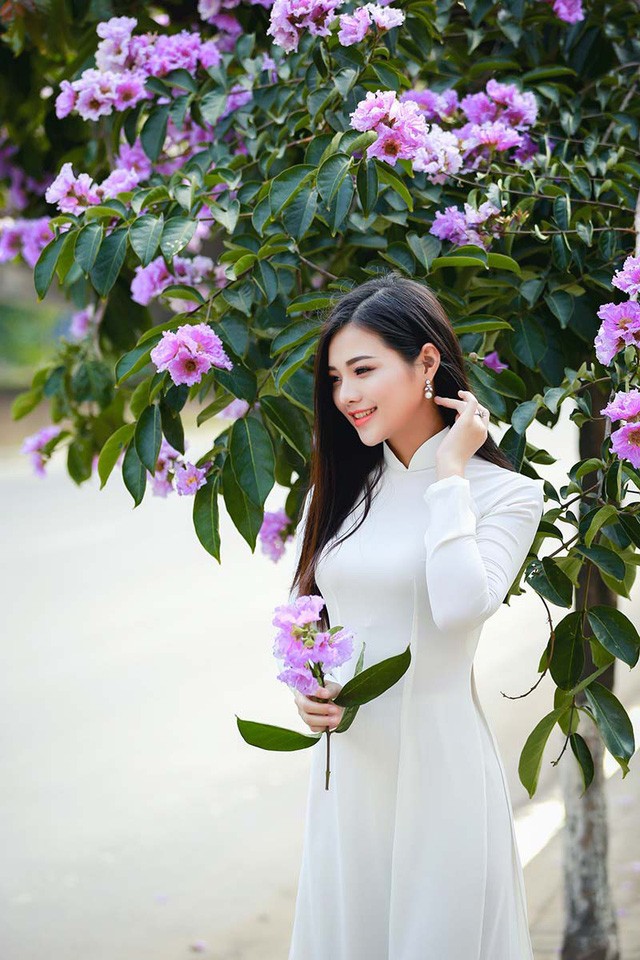 Thiếu nữ Hà thành đẹp dịu dàng bên hoa bằng lăng - ảnh 11