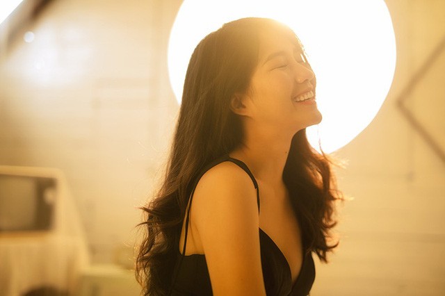 'Hot girl Reuters' Kiều Trinh thay đổi phong cách, quyến rũ hút hồn - ảnh 1