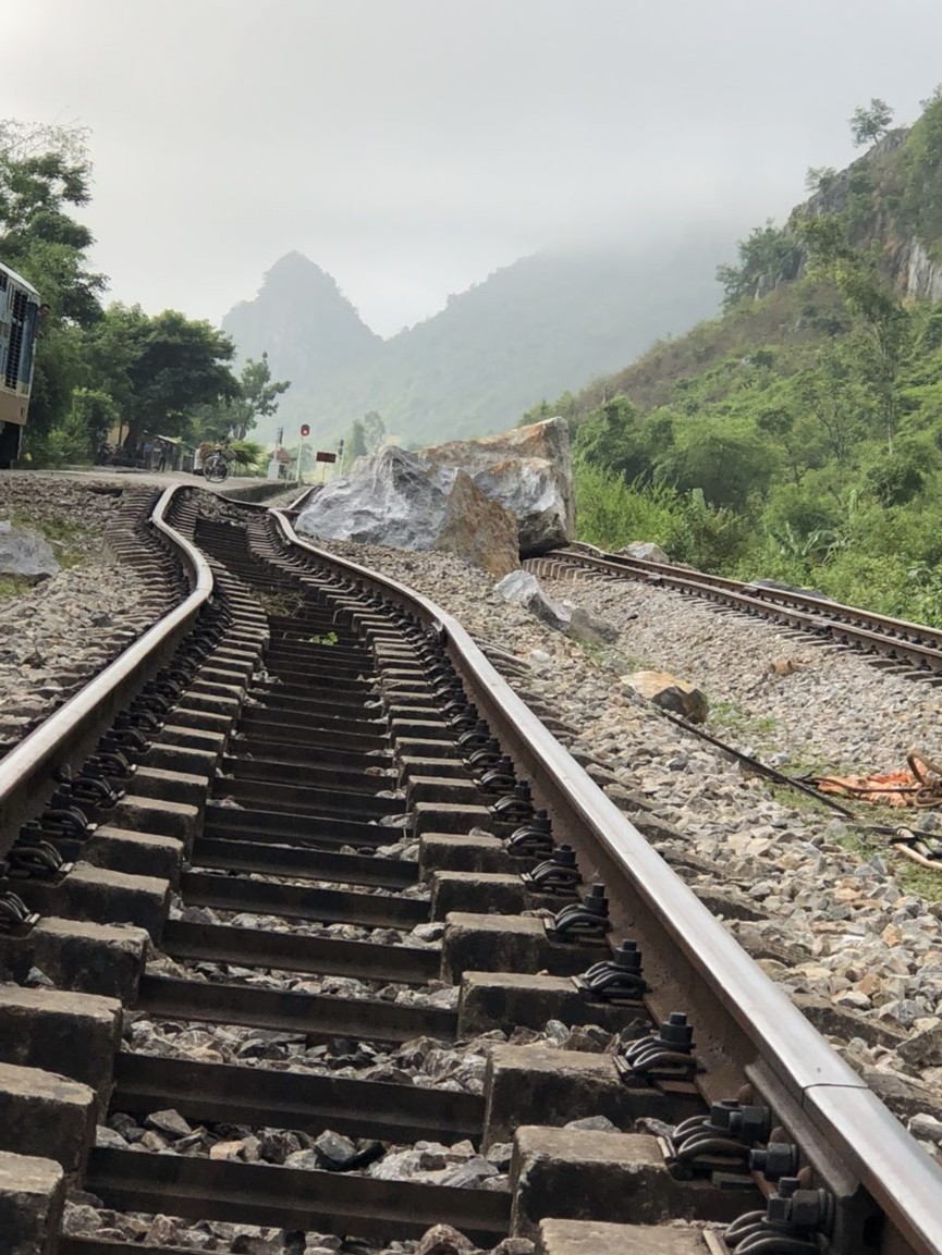 Sạt lở núi, nhiều khối đá lớn rơi xuống làm biến dạng đường sắt Bắc - Nam - ảnh 1