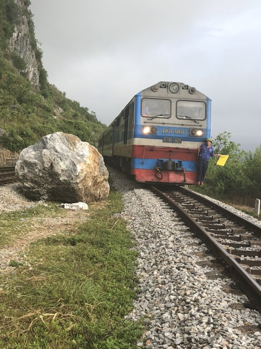 Sạt lở núi, nhiều khối đá lớn rơi xuống làm biến dạng đường sắt Bắc - Nam - ảnh 4
