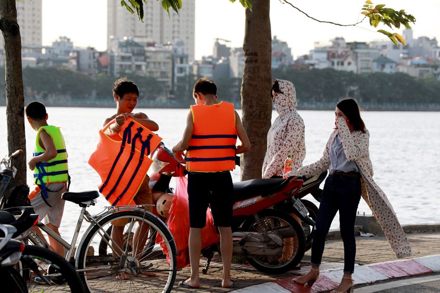 Hồ Tây thành bãi biển tắm tự do giữa Thủ đô - ảnh 10