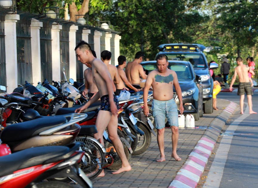 Hồ Tây thành bãi biển tắm tự do giữa Thủ đô - ảnh 11