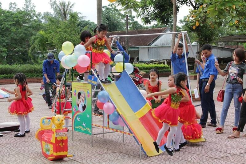 'Phù phép' phế liệu thành đồ chơi trẻ em - ảnh 1