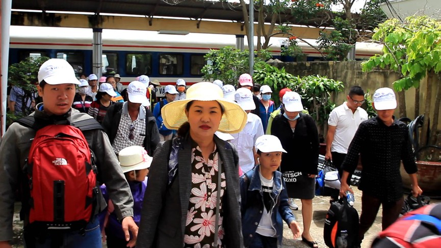 Ga Sài Gòn bắt đầu bán 300.000 vé tàu Tết Kỷ Hợi 2019 - ảnh 7