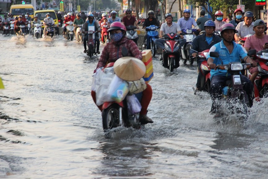 Người dân Sài Gòn vật lộn trong biển nước - ảnh 1