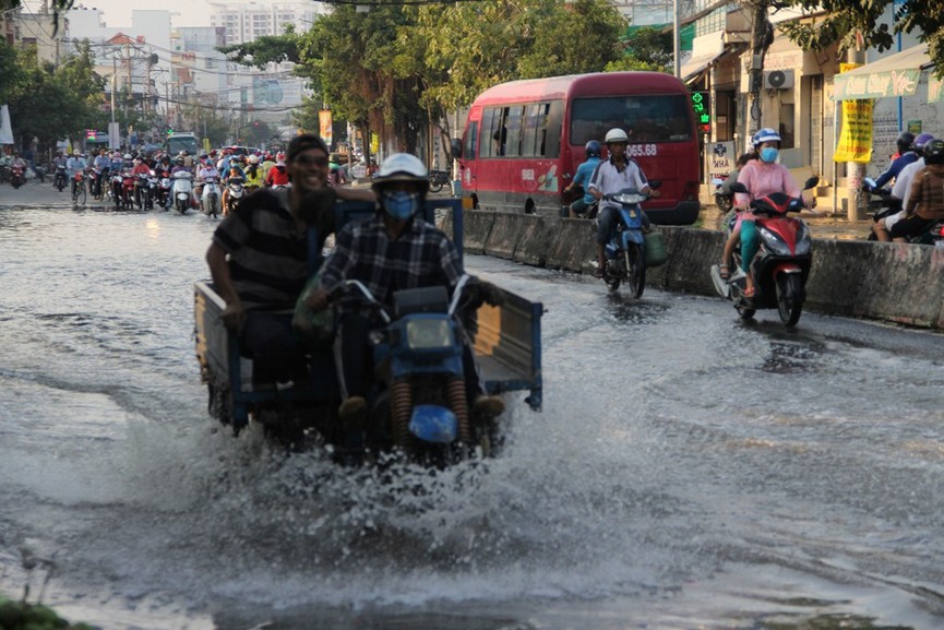 Người dân Sài Gòn vật lộn trong biển nước - ảnh 2