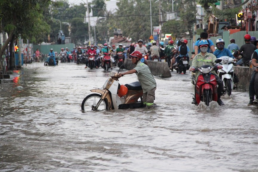 Người dân Sài Gòn vật lộn trong biển nước - ảnh 6