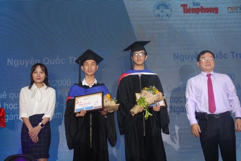 Hình ảnh ấn tượng tại Lễ trao học bổng Nâng bước thủ khoa 2018 - ảnh 8