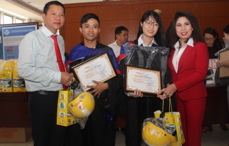 Hình ảnh ấn tượng tại Lễ trao học bổng Nâng bước thủ khoa 2018 - ảnh 6