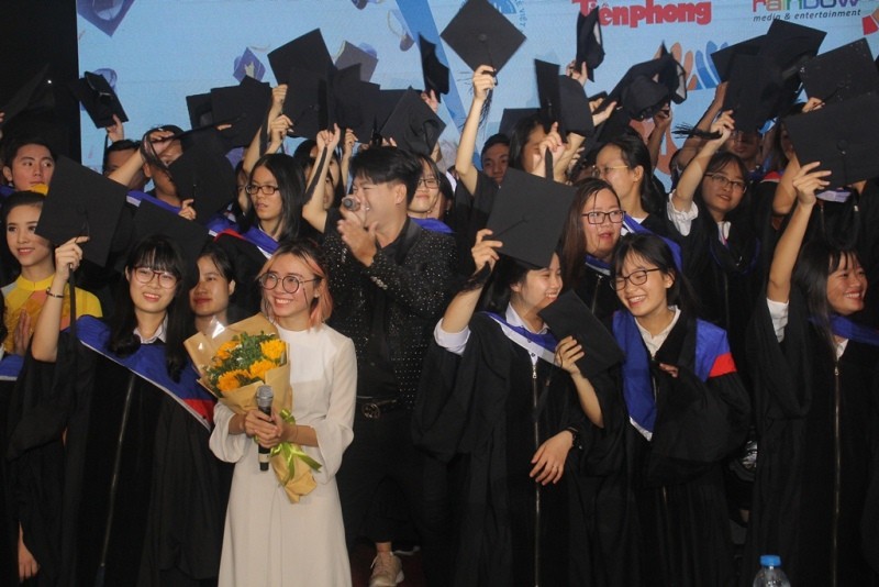 Hình ảnh ấn tượng tại Lễ trao học bổng Nâng bước thủ khoa 2018 - ảnh 10