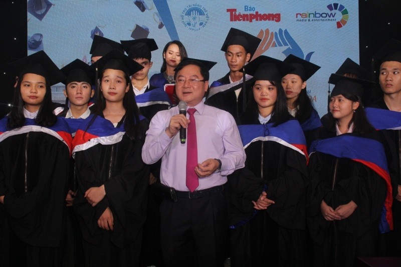 Hình ảnh ấn tượng tại Lễ trao học bổng Nâng bước thủ khoa 2018 - ảnh 13