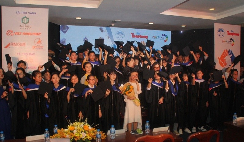 Hình ảnh ấn tượng tại Lễ trao học bổng Nâng bước thủ khoa 2018 - ảnh 11