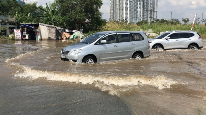 Hậu bão số 9, tuyến đường ở Thủ Thiêm vẫn ngập lút bánh xe - ảnh 6