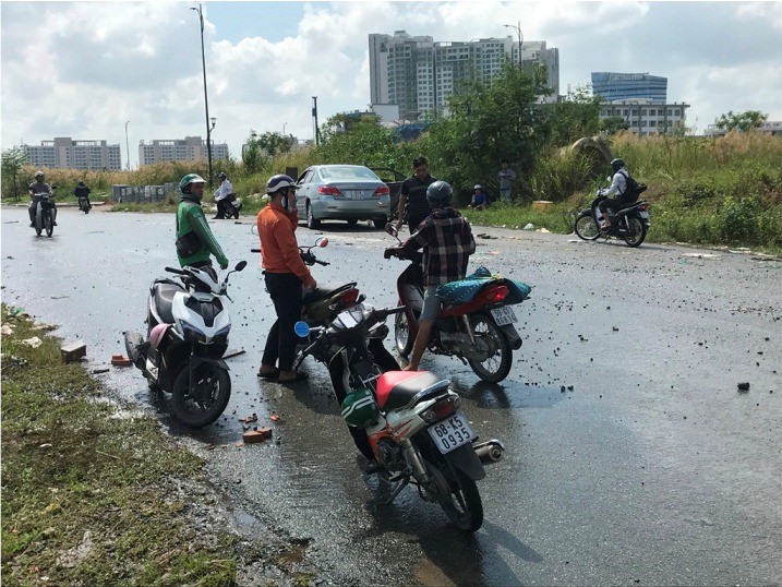 Hậu bão số 9, tuyến đường ở Thủ Thiêm vẫn ngập lút bánh xe - ảnh 8