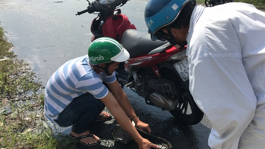 Hậu bão số 9, tuyến đường ở Thủ Thiêm vẫn ngập lút bánh xe - ảnh 9