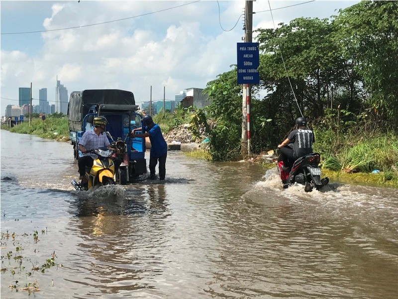 Hậu bão số 9, tuyến đường ở Thủ Thiêm vẫn ngập lút bánh xe - ảnh 10