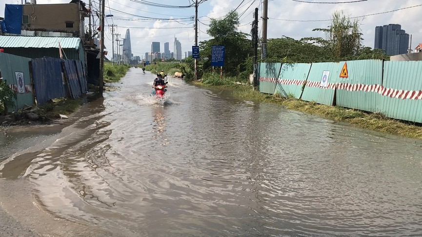 Hậu bão số 9, tuyến đường ở Thủ Thiêm vẫn ngập lút bánh xe - ảnh 11