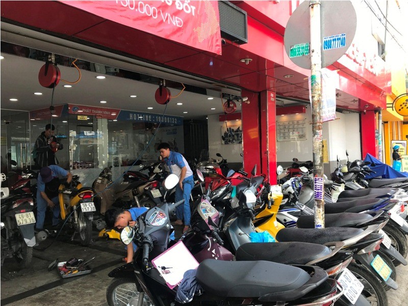Hậu bão số 9, tuyến đường ở Thủ Thiêm vẫn ngập lút bánh xe - ảnh 13