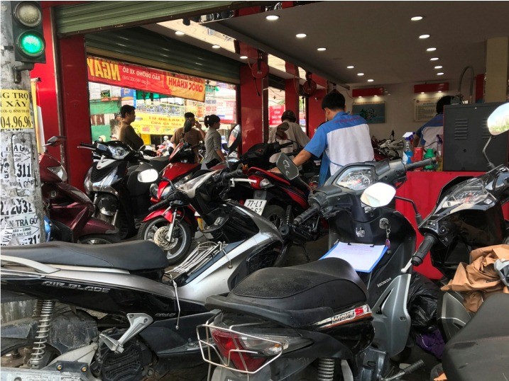 Hậu bão số 9, tuyến đường ở Thủ Thiêm vẫn ngập lút bánh xe - ảnh 14