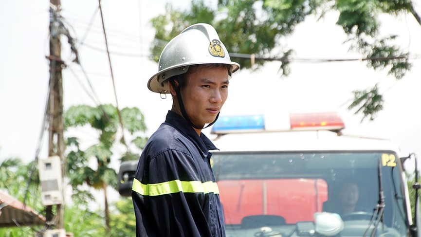 Dùng xe cứu hỏa phun nước vệ sinh sau lũ giúp dân Chương Mỹ - ảnh 3