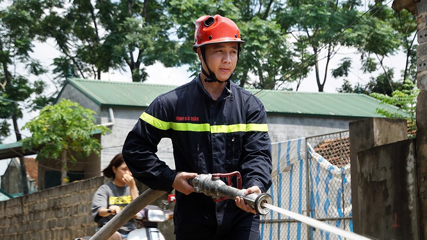 Dùng xe cứu hỏa phun nước vệ sinh sau lũ giúp dân Chương Mỹ - ảnh 9