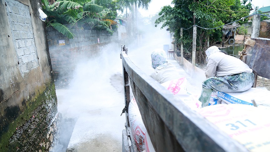 Hàng chục tấn vôi bột khử trùng Chương Mỹ sau lũ lịch sử - ảnh 4