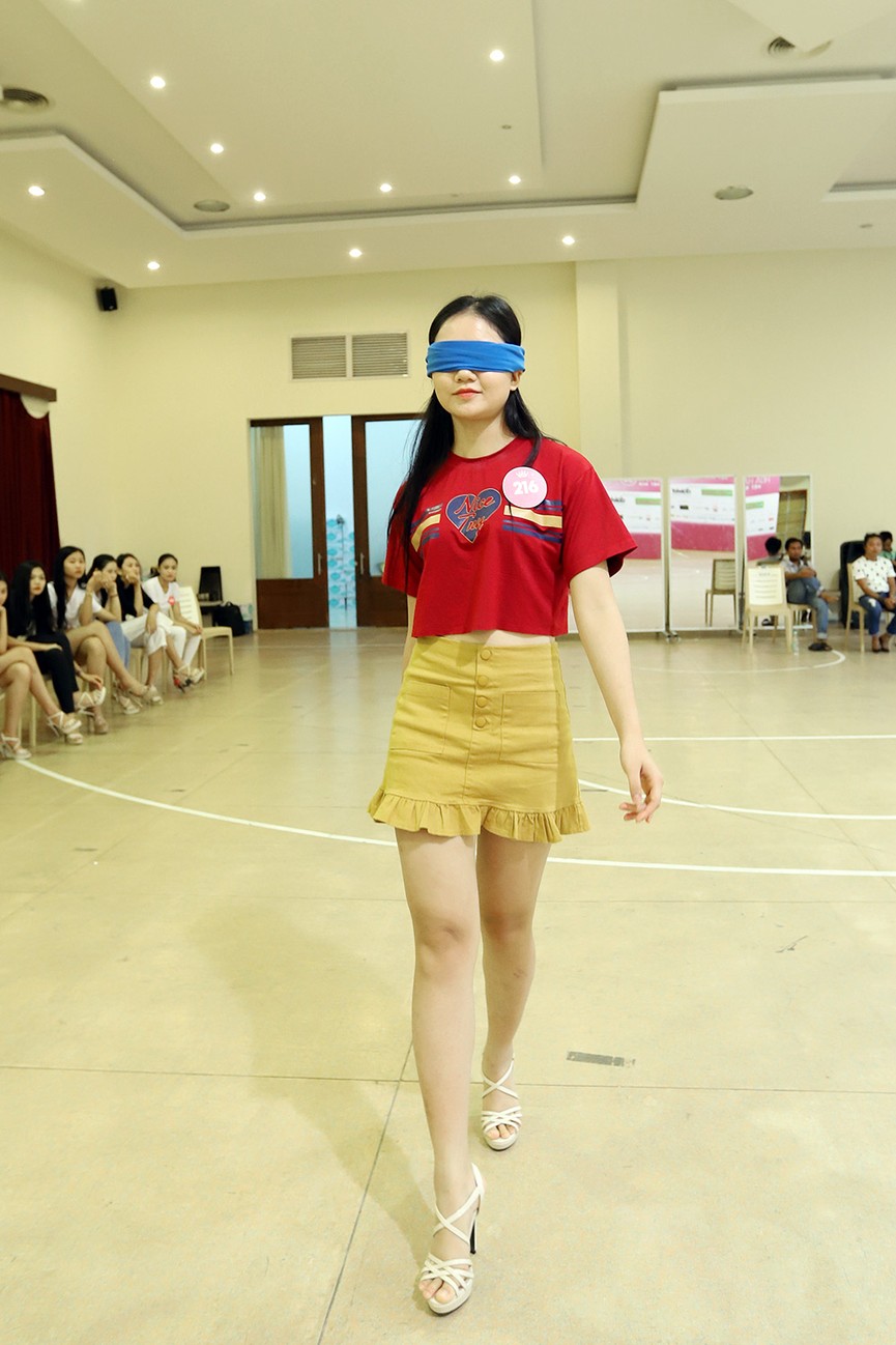 Thí sinh Hoa hậu Việt Nam bịt mắt tập catwalk - ảnh 9