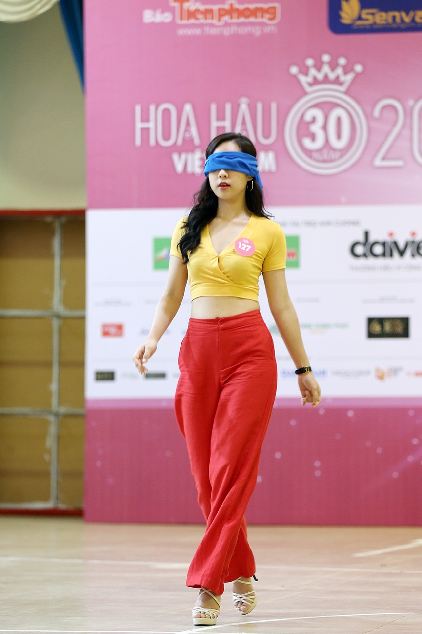 Thí sinh Hoa hậu Việt Nam bịt mắt tập catwalk - ảnh 11