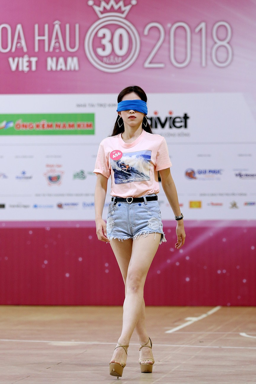 Thí sinh Hoa hậu Việt Nam bịt mắt tập catwalk - ảnh 12