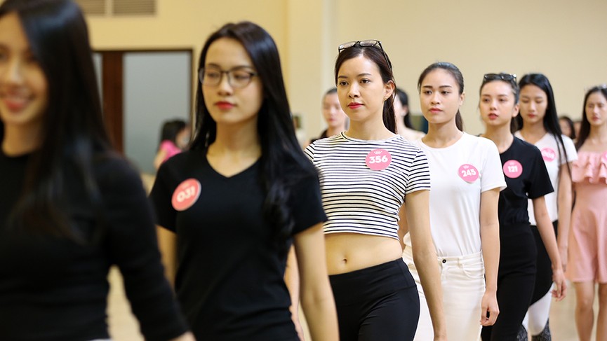 Thí sinh Hoa hậu Việt Nam bịt mắt tập catwalk - ảnh 14