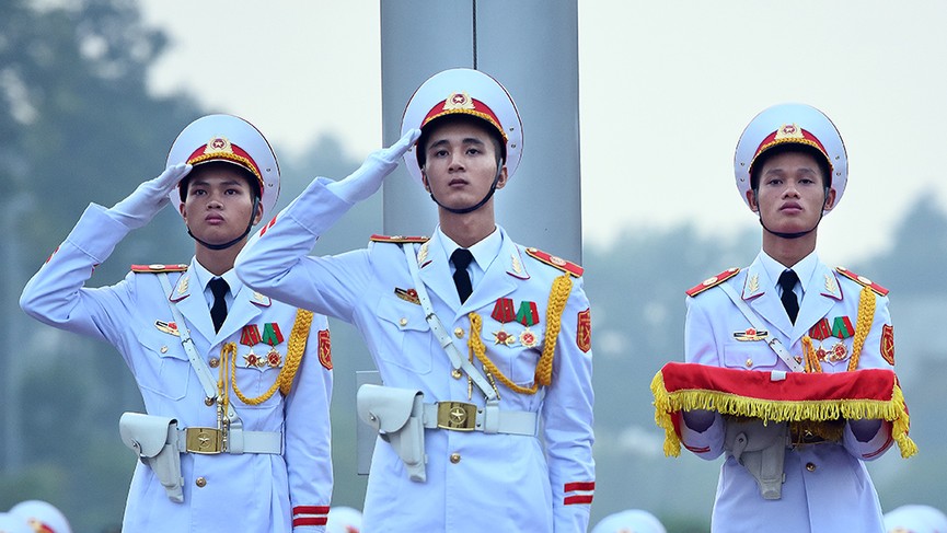 Hà Nội treo cờ rủ hai ngày Quốc tang nguyên Tổng Bí thư Đỗ Mười - ảnh 17