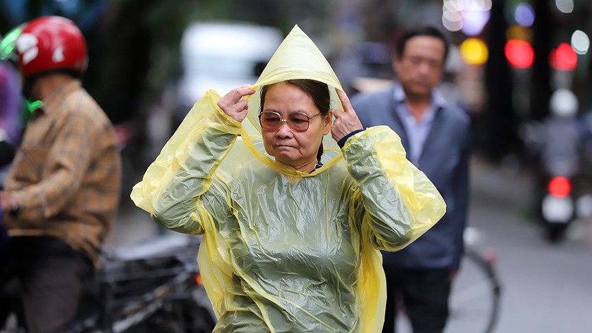 Trời trở lạnh, người Hà Nội co ro trong đợt gió mùa đầu tiên - ảnh 9