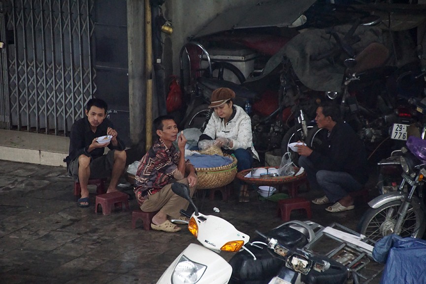 Trẻ em lụp xụp đến trường trong ngày đầu tuần mưa rét - ảnh 7