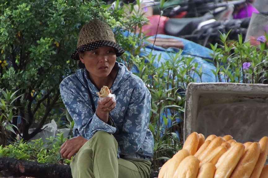 Trẻ em lụp xụp đến trường trong ngày đầu tuần mưa rét - ảnh 8