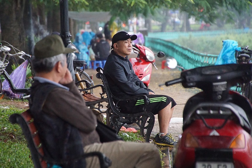 Trẻ em lụp xụp đến trường trong ngày đầu tuần mưa rét - ảnh 9