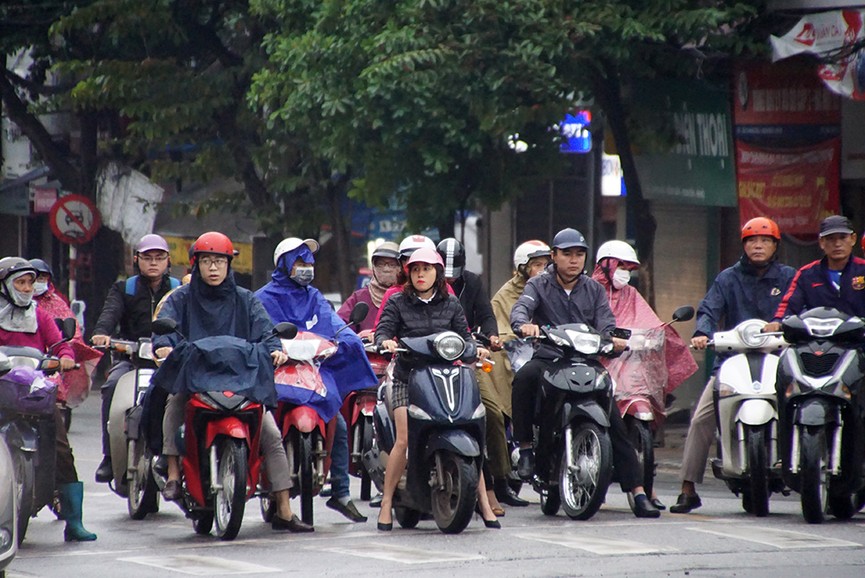 Trẻ em lụp xụp đến trường trong ngày đầu tuần mưa rét - ảnh 12