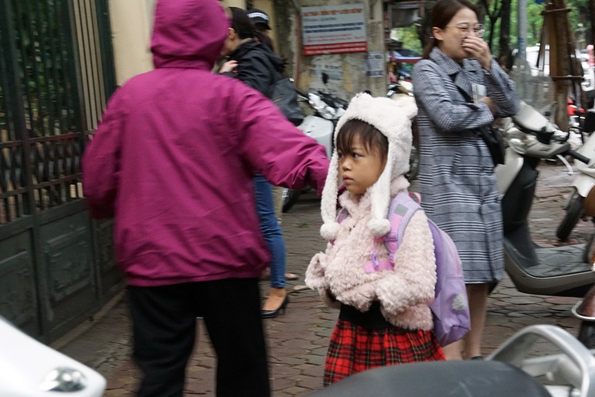 Học sinh Hà Nội hối hả đến trường ngày trở lạnh - ảnh 3