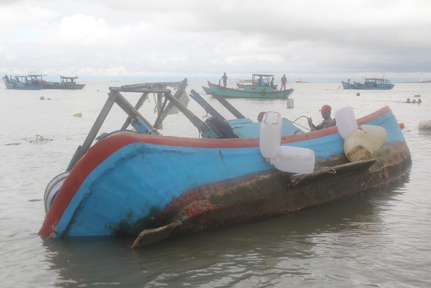 Tàu thuyền của ngư dân Vũng Tàu bị bão số 9 quật tan tành - ảnh 1