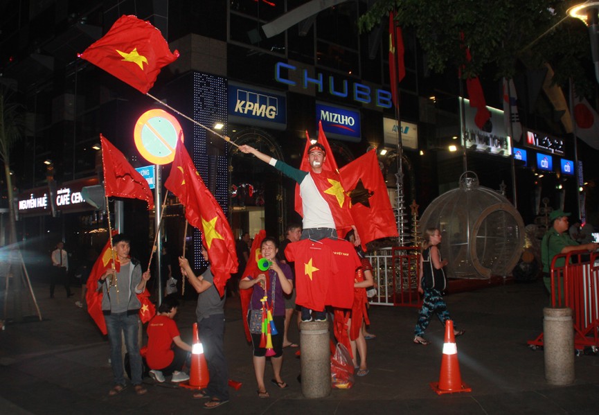 Nồng nhiệt sắc đỏ cổ vũ đội tuyển VN chiến thắng trận lượt về - ảnh 3